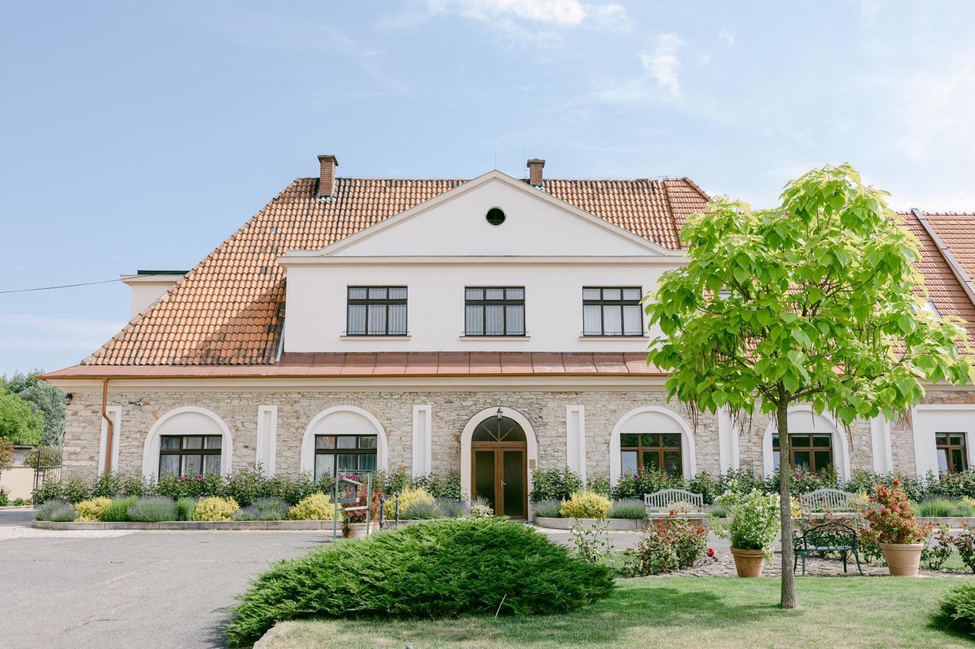Na Kmine Hotell Obristvi Eksteriør bilde